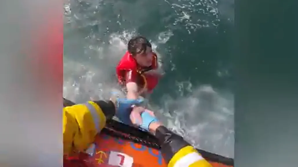 Un joven de 17 a&ntilde;os que hac&iacute;a paddle surf en Gales salva la vida gracias al m&oacute;vil: "&iexcl;Me estoy ahogando!"