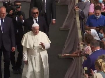 El papa Francisco, sin mascarilla, retoma las audiencias generales con aforo limitado y sin contacto físico con los fieles