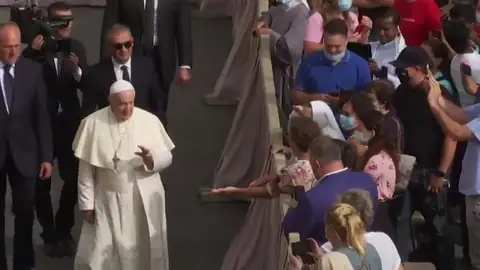 El papa Francisco, sin mascarilla, retoma las audiencias generales con aforo limitado y sin contacto físico con los fieles El papa Francisco, sin mascarilla, retoma las audiencias generales con aforo limitado y sin contacto físico con los fieles