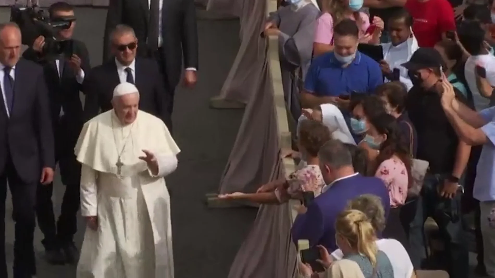 El papa Francisco, sin mascarilla, retoma las audiencias generales con aforo limitado y sin contacto físico con los fieles