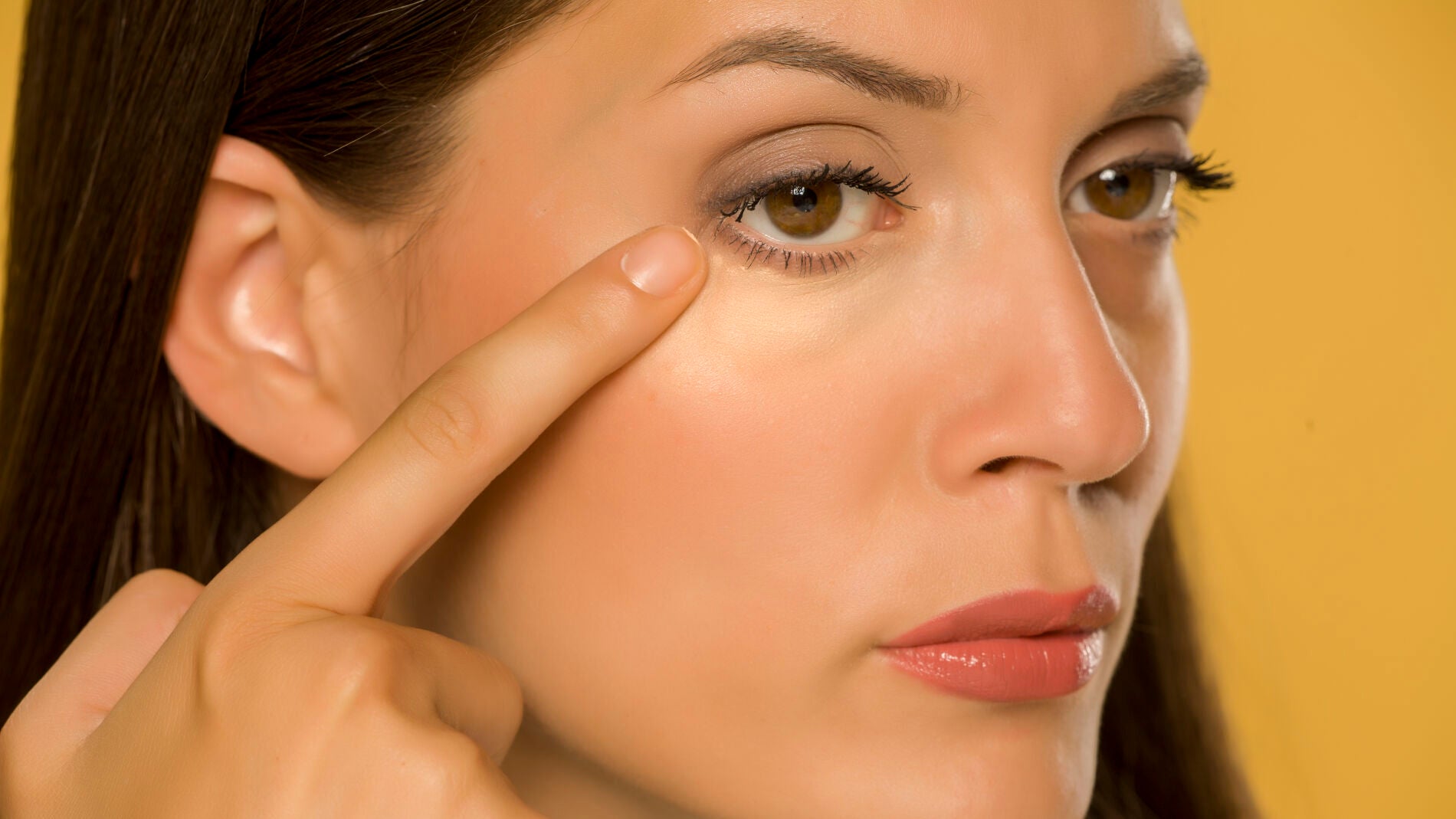 Mujer mirando las bolsas de sus ojos