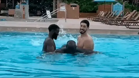 Tacko Fall, el jugador más alto de la NBA, aprende a nadar con Jaylen Brown y Kant Tacko Fall, el jugador más alto de la NBA, aprende a nadar con Jaylen Brown y Kant