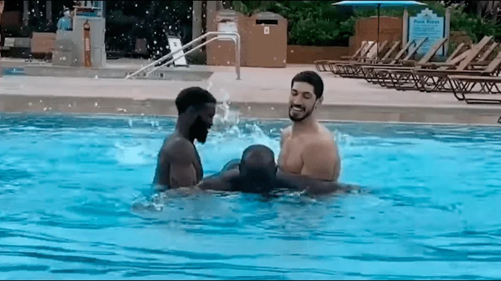 Tacko Fall, el jugador m&aacute;s alto de la NBA, aprende a nadar con Jaylen Brown y Kant