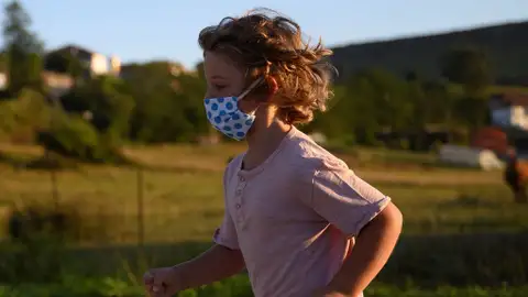 Niño con mascarilla Niño con mascarilla