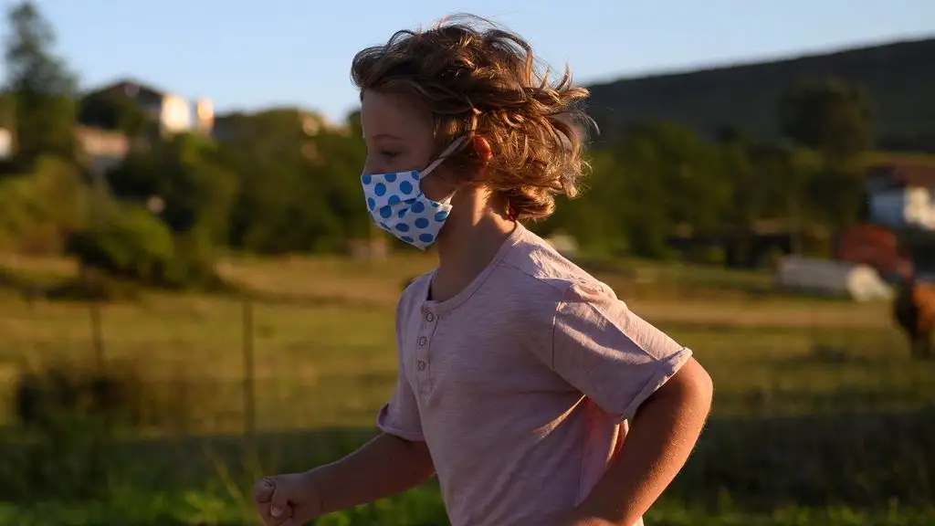 Ni&ntilde;o con mascarilla
