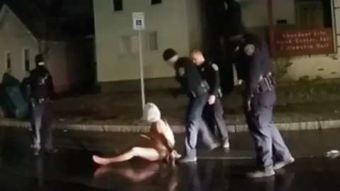 Nuevo caso de abuso policial en Estado Unidos donde un afroamericano fue asfixiado tras ponerle una capucha en la cabeza Nuevo caso de abuso policial en Estado Unidos donde un afroamericano fue asfixiado tras ponerle una capucha en la cabeza