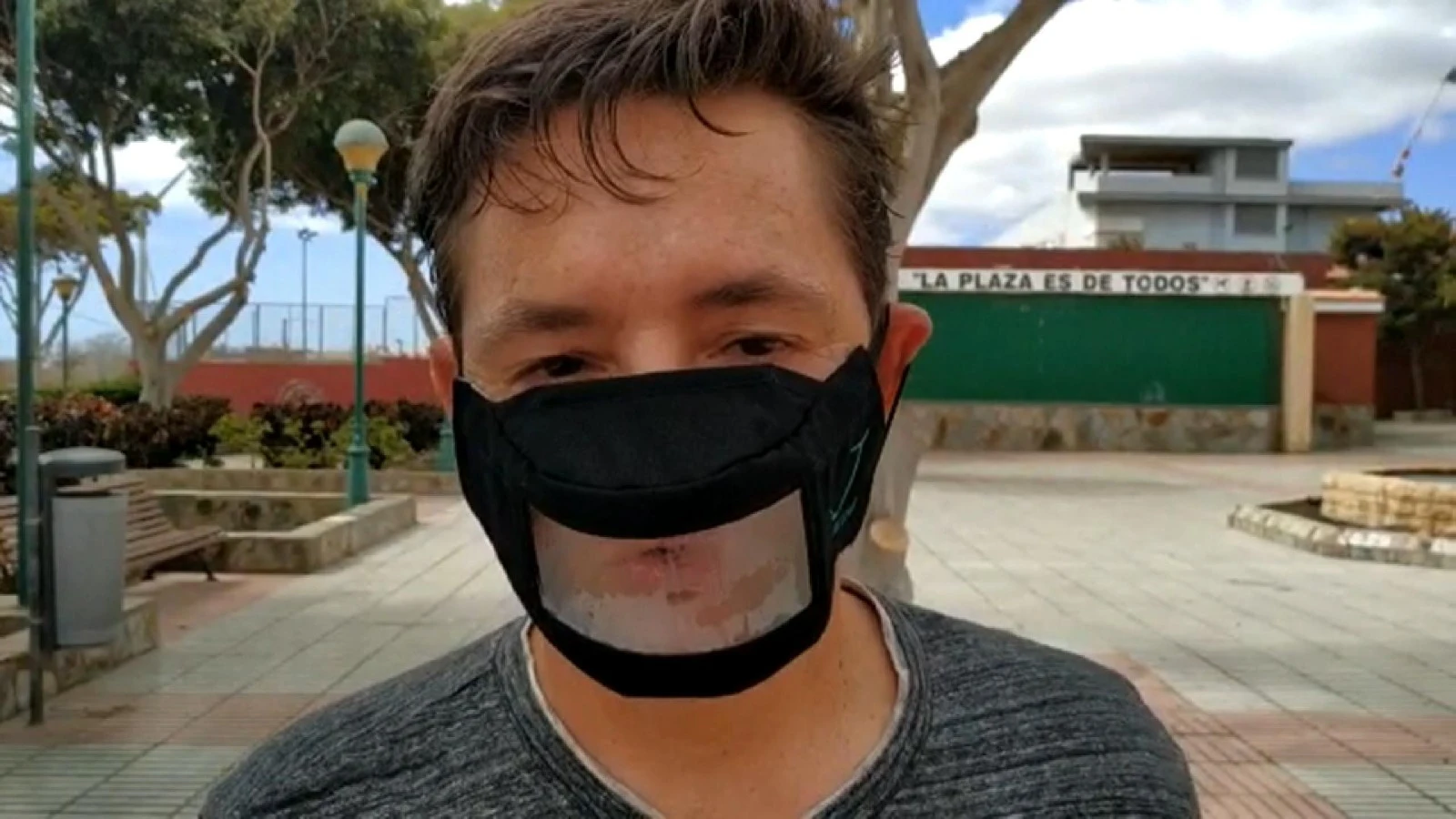 Marcos Lechet, un joven que ha reunido 70.000 firmas para que homologuen las mascarillas transparentes Marcos Lechet, un joven que ha reunido 70.000 firmas para que homologuen las mascarillas transparentes