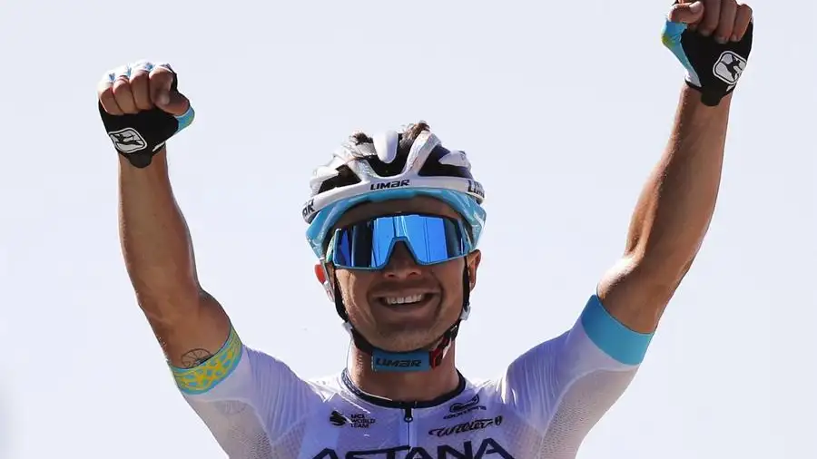 Lutsenko vence fugado y sin presión en Mont Aigoual; Simon Yates sigue líder del Tour de Francia Lutsenko vence fugado y sin presión en Mont Aigoual; Simon Yates sigue líder del Tour de Francia