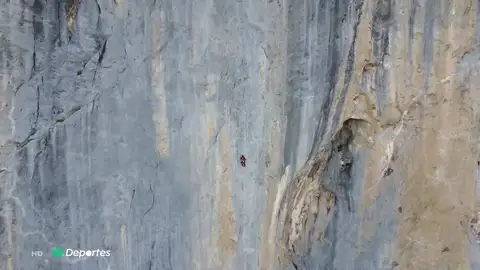 El 'dormitorio' de los hermanos Pou en Picos de Europa no apto para personas con vértigo: "Colgados como chorizos" El 'dormitorio' de los hermanos Pou en Picos de Europa no apto para personas con vértigo: "Colgados como chorizos"