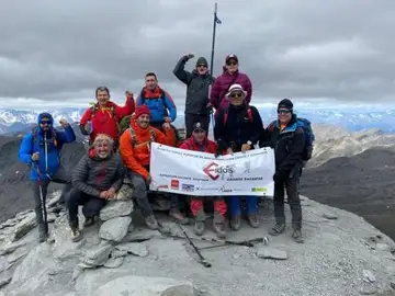 Tres montañeros ciegos hacen cima en el Grande Sassière a 3.751 metros: "Ha sido una ascensión muy dura" Tres montañeros ciegos hacen cima en el Grande Sassière a 3.751 metros: "Ha sido una ascensión muy dura"