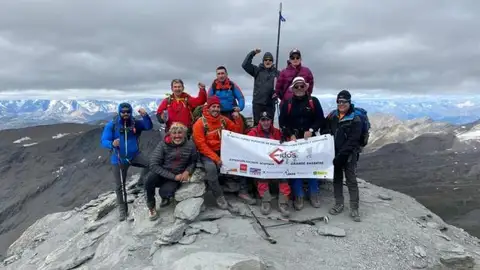 Tres montañeros ciegos hacen cima en el Grande Sassière a 3.751 metros: "Ha sido una ascensión muy dura" Tres montañeros ciegos hacen cima en el Grande Sassière a 3.751 metros: "Ha sido una ascensión muy dura"
