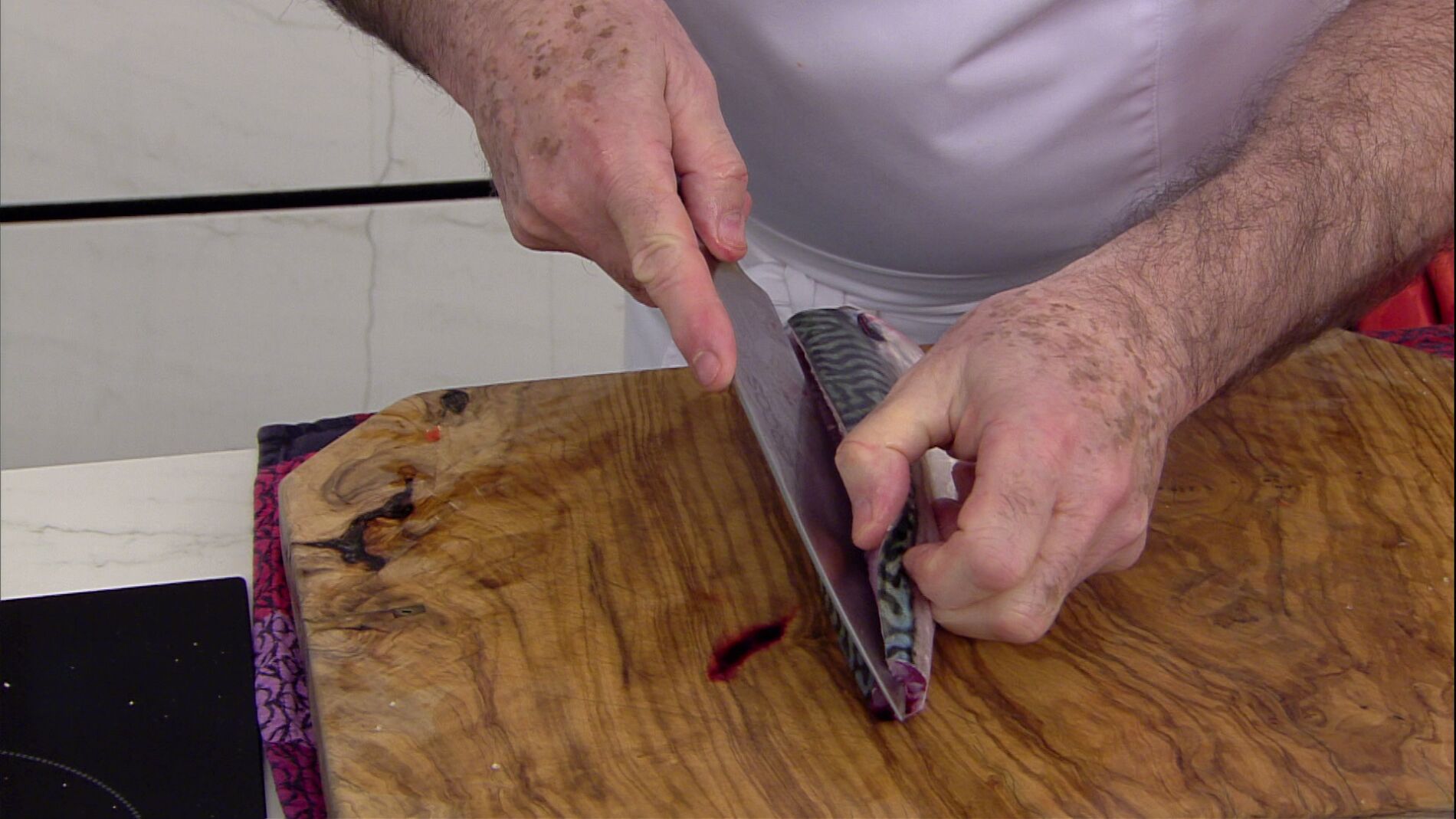 Karlos Argui&ntilde;ano te ense&ntilde;a la mejor forma de limpiar r&aacute;pidamente el pescado 