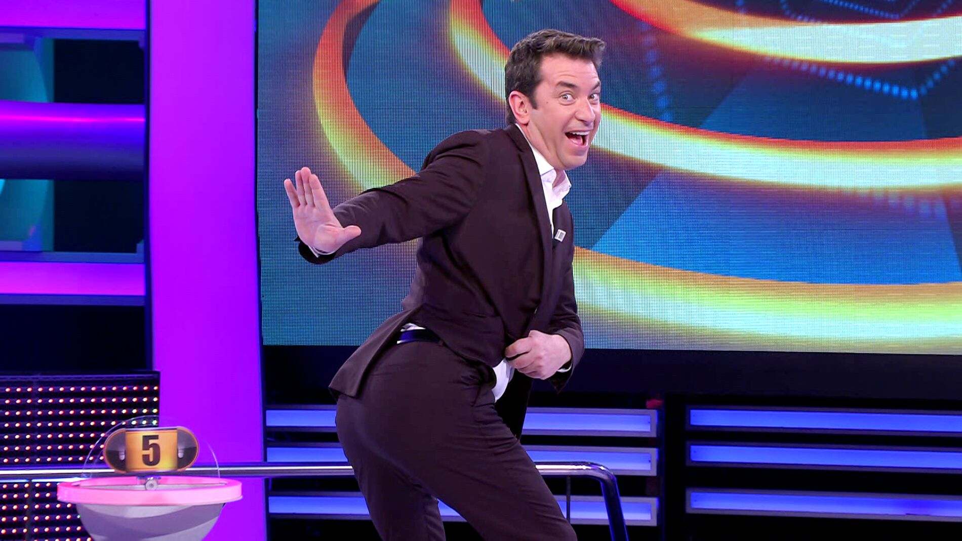 Las hilarantes poses de Arturo Valls para pon&eacute;rselo f&aacute;cil a los creadores de &lsquo;memes&rsquo;