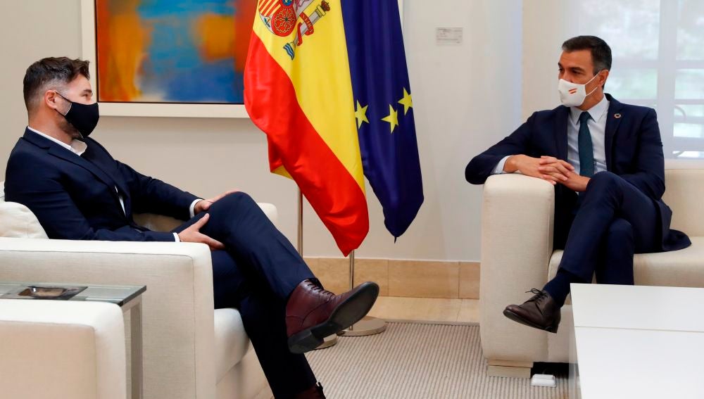 El presidente del Gobierno, Pedro Sánchez, recibe al portavoz de ERC, Gabriel Rufián, en el Palacio en La Moncloa