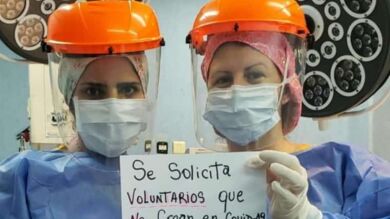  El montaje de la imagen viral de dos sanitarias que dice que los asintomáticos no existen