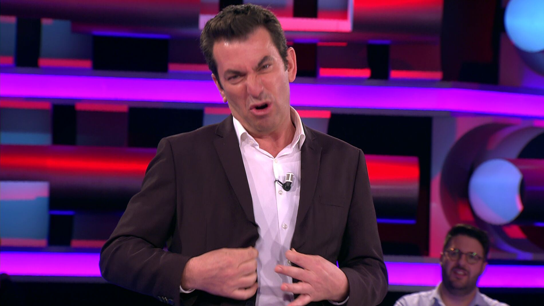 La sorprendente reacción de Arturo Valls a la propuesta de una concursante para cambiar su traje