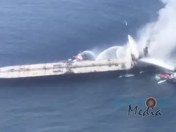 La lucha contra el fuego en el petrolero New Diamond para evitar el vertido de crudo en el Índico La lucha contra el fuego en el petrolero New Diamond para evitar el vertido de crudo en el Índico