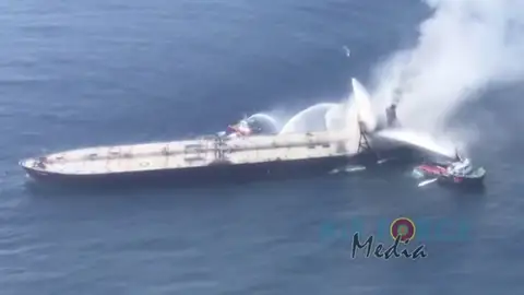 La lucha contra el fuego en el petrolero New Diamond para evitar el vertido de crudo en el Índico La lucha contra el fuego en el petrolero New Diamond para evitar el vertido de crudo en el Índico