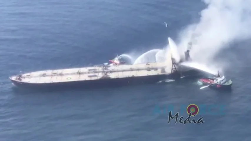 La lucha contra el fuego en el petrolero New Diamond para evitar el vertido de crudo en el Índico La lucha contra el fuego en el petrolero New Diamond para evitar el vertido de crudo en el Índico