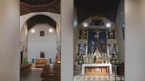 Polémica en Guadix (Granada) por el nuevo retablo de la iglesia pintado con las caras del cura, del pintor y de dos devotos Polémica en Guadix (Granada) por el nuevo retablo de la iglesia pintado con las caras del cura, del pintor y de dos devotos