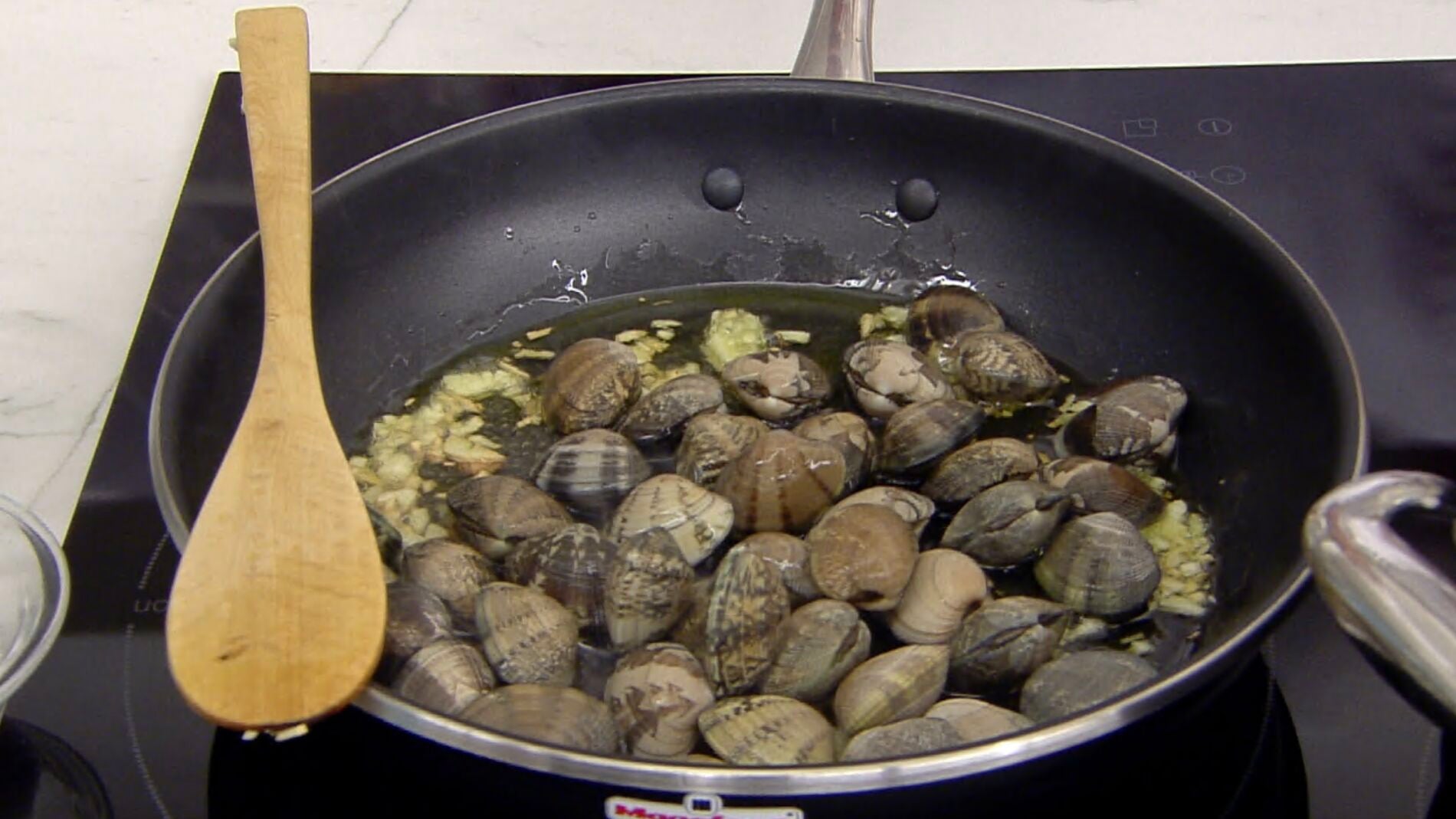 Ajo frito y un chorrito de vino blanco el mejor consejo para abrir unas deliciosas almejas