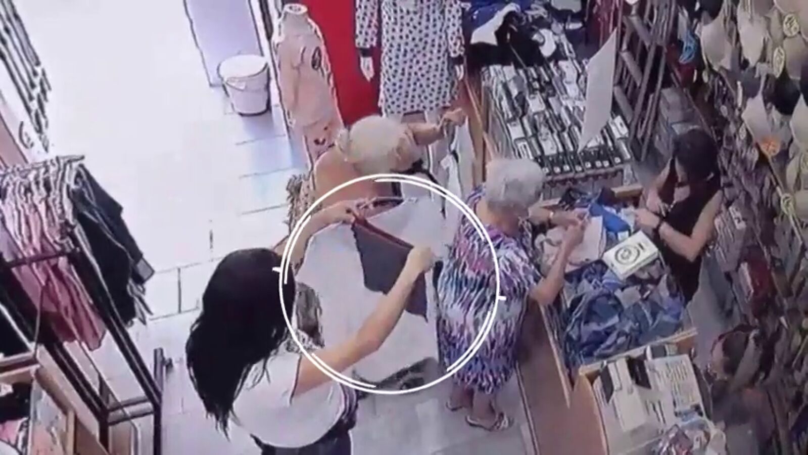 El vídeo de como dos mujeres roban la cartera a una anciana en una tienda de San Fernando
