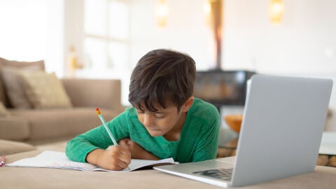 Niño estudiando en casa