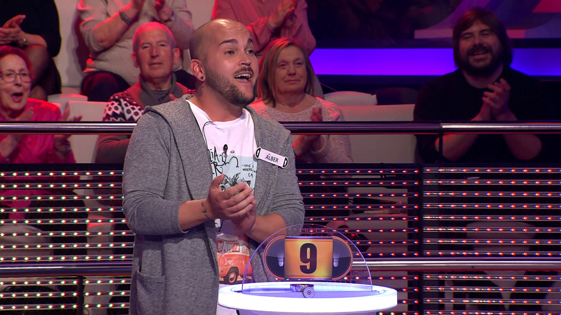 ¡Todo un showman! Un concursante de ‘¡Ahora caigo!’ se lanza a cantar como David Bisbal