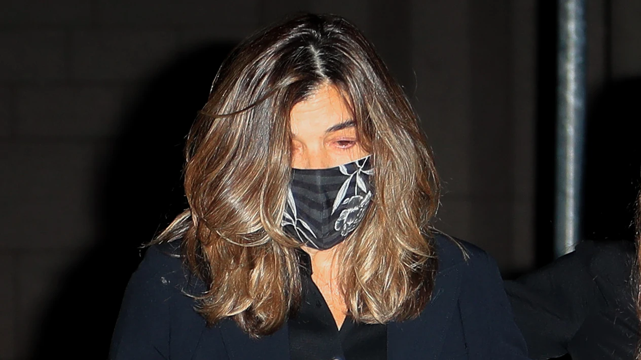Xandra Falcó totalmente abatida tras el fallecimiento de su esposo CON LA MASCARILLA PERTINENTE