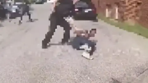 Un agente abate a tiros a un hombre afroamericano armado en Washington, Estados Unidos Un agente abate a tiros a un hombre afroamericano armado en Washington, Estados Unidos
