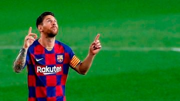 Messi apunta al cielo