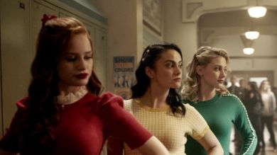 Lili Reinhart ('Riverdale'), Madelaine Petsch y Camila Mendes se disfrazan juntas por Halloween y el traje les hace justicia