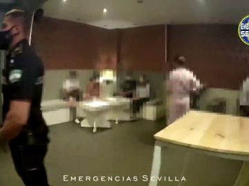 Precintan un bar en Sevilla tras hallar a a 19 personas en su interior sin mascarillla y sin distancia de seguridad