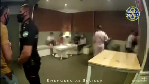Precintan un bar en Sevilla tras hallar a a 19 personas en su interior sin mascarillla y sin distancia de seguridad Precintan un bar en Sevilla tras hallar a a 19 personas en su interior sin mascarillla y sin distancia de seguridad