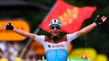 Nans Peters celebra la victoria de etapa en el Tour de Francia