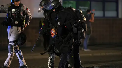 Duros enfrentamientos entre manifestantes y policías en Portland cuando se cumplen 100 días de la muerte de George Floyd Duros enfrentamientos entre manifestantes y policías en Portland cuando se cumplen 100 días de la muerte de George Floyd
