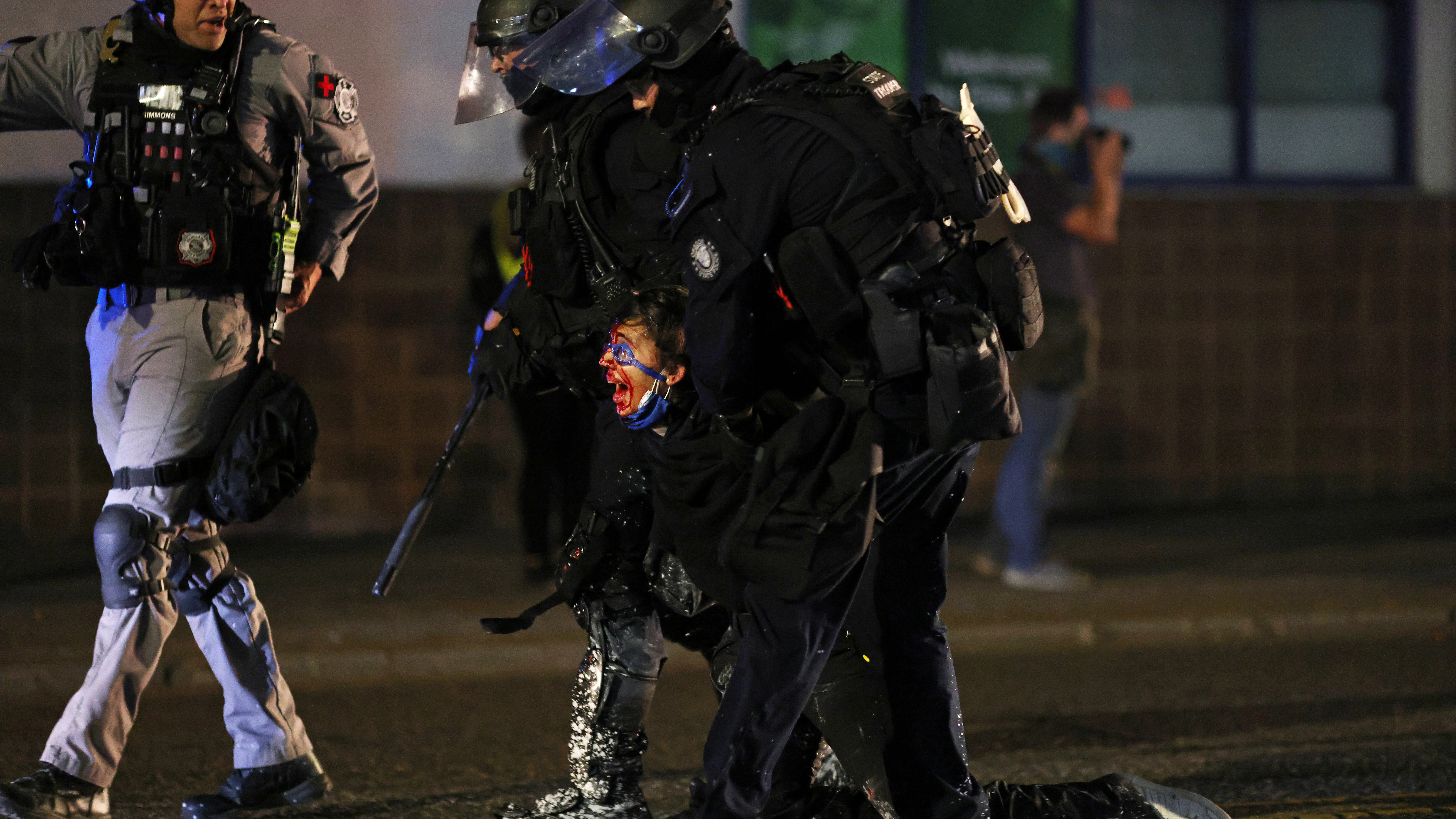 Duros enfrentamientos entre manifestantes y polic&iacute;as en Portland cuando se cumplen 100 d&iacute;as de la muerte de George Floyd