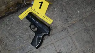 Imagen de la pistola de aire comprimido que el detenido arrojó al contenedor de plástico Imagen de la pistola de aire comprimido que el detenido arrojó al contenedor de plástico