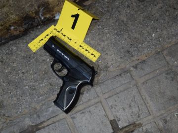 Imagen de la pistola de aire comprimido que el detenido arrojó al contenedor de plástico