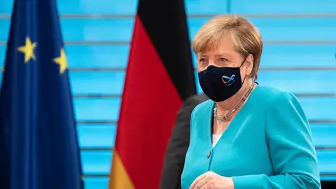 Imagen de archivo de Angela Merkel con mascarilla Imagen de archivo de Angela Merkel con mascarilla