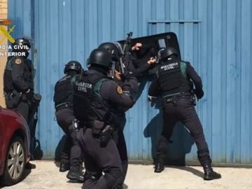 Así se enfrentan la Policía Nacional y la Guardia Civil a las bandas de narcotraficantes