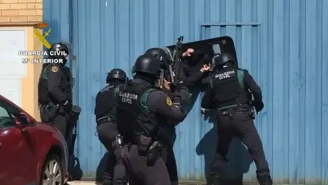 Así se enfrentan la Policía Nacional y la Guardia Civil a las bandas de narcotraficantes Así se enfrentan la Policía Nacional y la Guardia Civil a las bandas de narcotraficantes