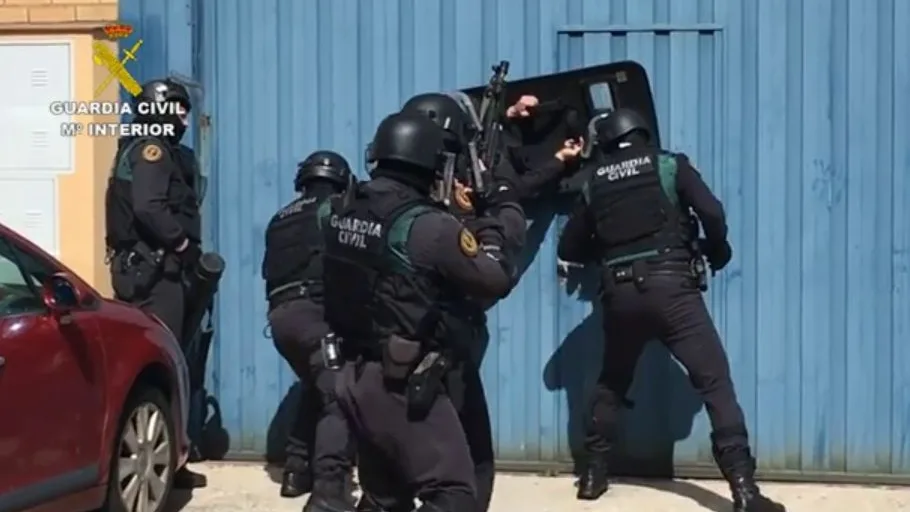 Así se enfrentan la Policía Nacional y la Guardia Civil a las bandas de narcotraficantes Así se enfrentan la Policía Nacional y la Guardia Civil a las bandas de narcotraficantes