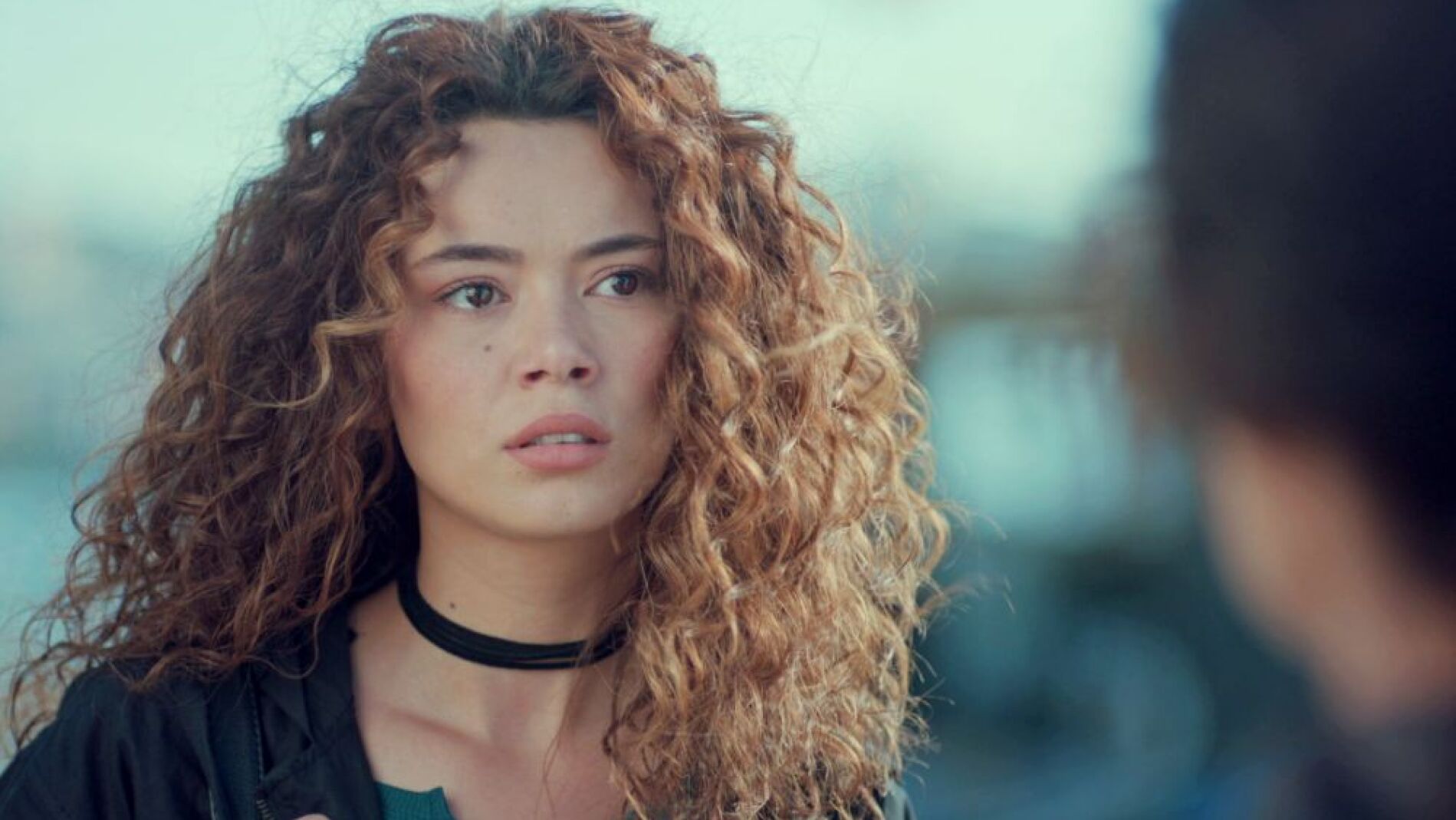 &iexcl;Qu&eacute; contraste! As&iacute; es en la vida real Seray Kaya, la actriz que da vida a Sirin en 'Mujer'