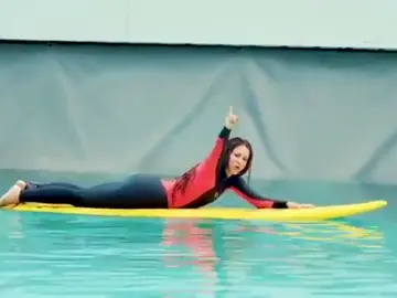 Shakira muestra su destreza surfeando las olas Shakira muestra su destreza surfeando las olas