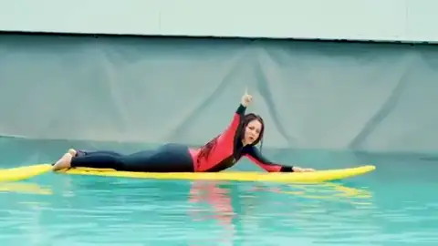 Shakira muestra su destreza surfeando las olas Shakira muestra su destreza surfeando las olas