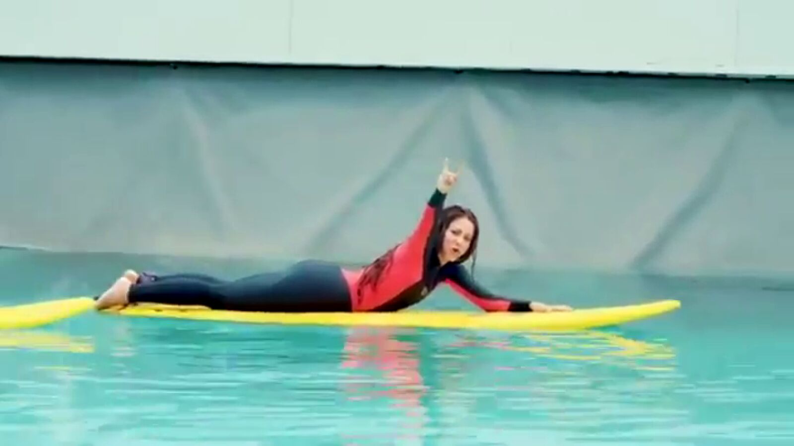 Shakira muestra su destreza surfeando olas en un centro de entrenamiento