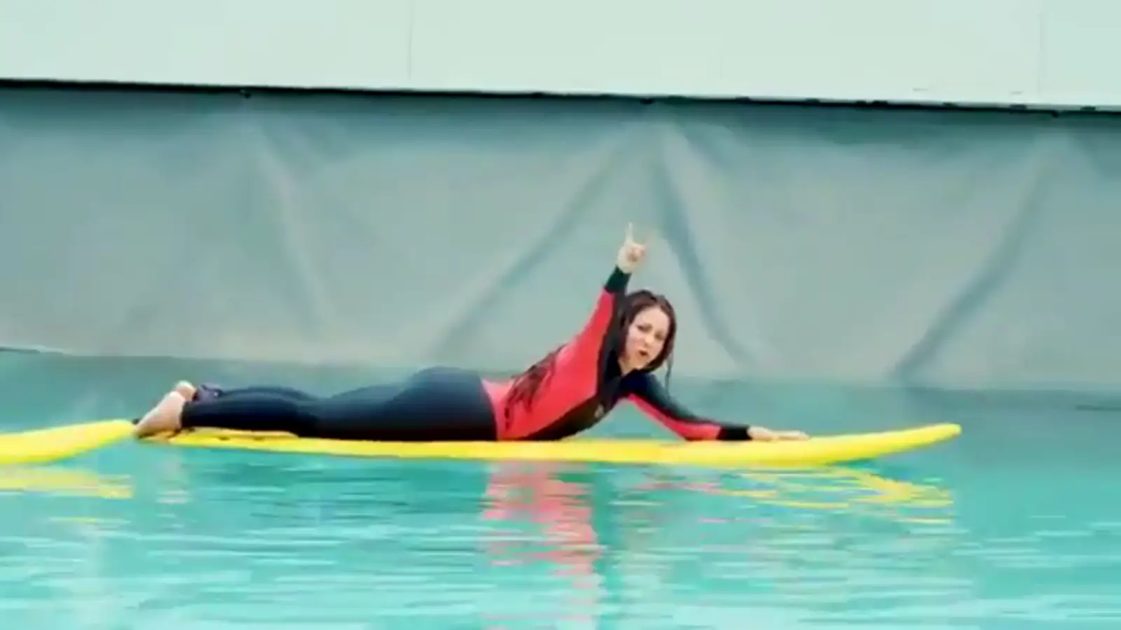 Shakira muestra su destreza surfeando olas en un centro de entrenamiento