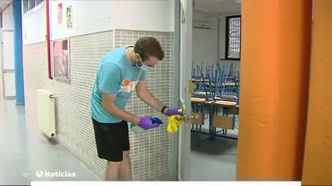 Los profesores apuran las últimas horas preparando las clases para la vuelta al cole en el curso del coronavirus Los profesores apuran las últimas horas preparando las clases para la vuelta al cole en el curso del coronavirus