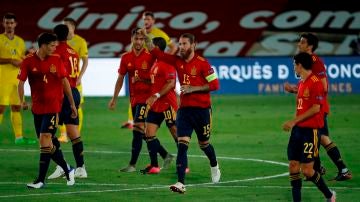 Los jugadores de España celebran el gol de Ramos